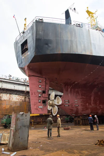 Réparation de la vis d'un bateau de mer Images De Stock Libres De Droits