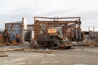 Atılan kamyon kırık eski