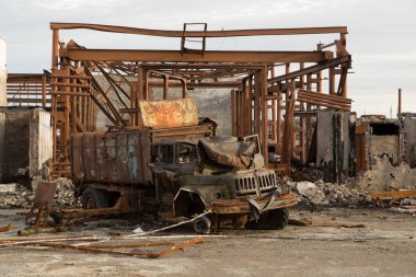 Atılan kamyon kırık eski