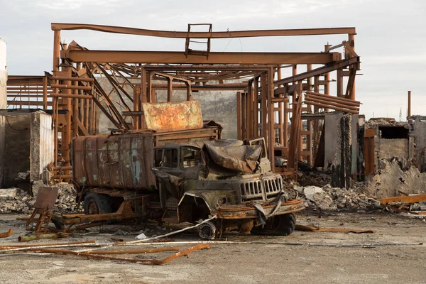 Atılan kamyon kırık eski