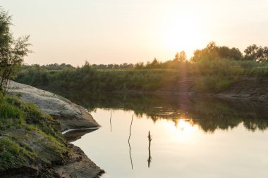 Nehir banka ve gündoğumu görüntüleme