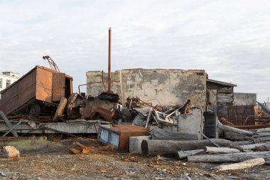 Günlükleri, panoları ve hurda metal çöp dağ