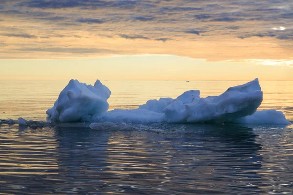 Ice in sea water against the sunset sky — Stock Photo, Image