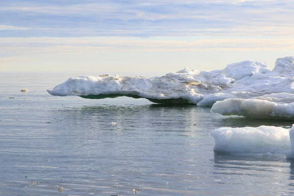 Лед в морской воде на горизонте неба — стоковое фото