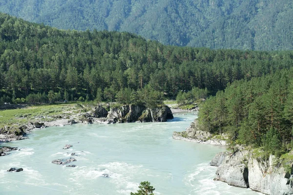 Vue sur la rivière et la crête — Photo