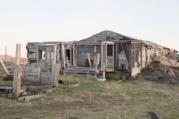 La vieja casa destruida de madera — Foto de Stock