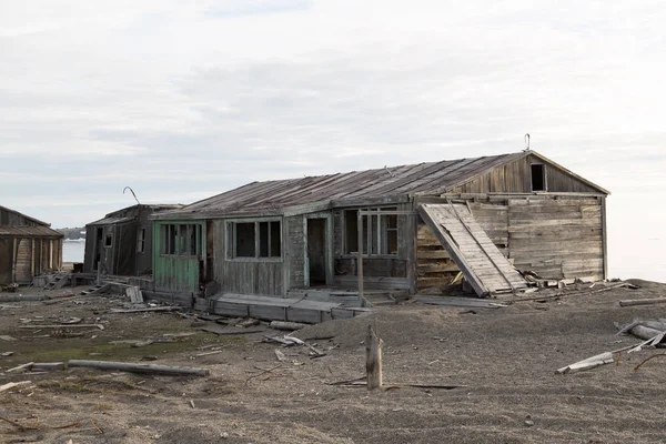 La vieille maison en bois détruite — Photo