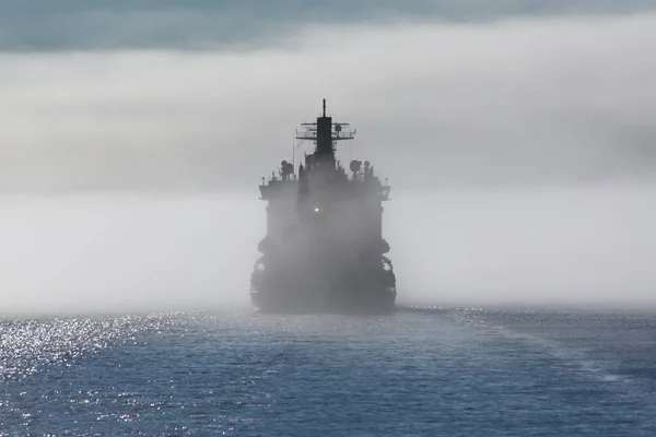 Корабль плавает в тумане — стоковое фото