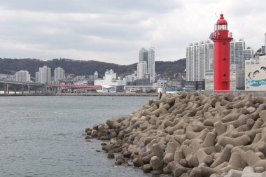 Bir şehir manzaralı işarete.