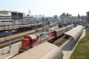  Tren istasyonu ile raylar, trenler ve liman Schüco cephe