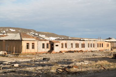 İnsanlar tarafından atılan eski evleri