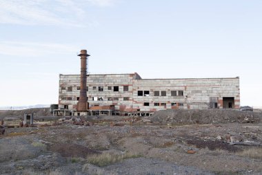 İnsanlar tarafından atılan eski endüstriyel yapılar