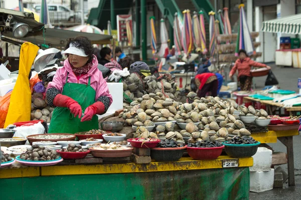 Handel med fisk och skaldjur i fiskmarknaden. — Stockfoto