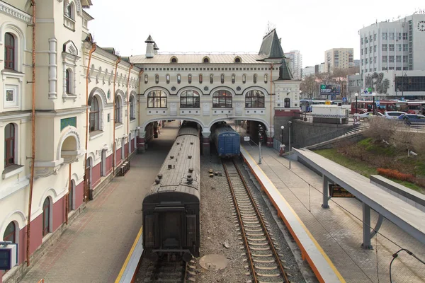Fachada da estação ferroviária com trilhos e carros . — Fotografia de Stock