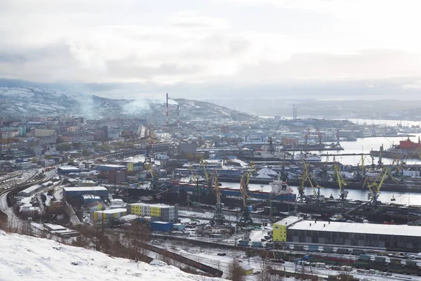 Murmansk, görünüm üzerinde bir şehir top ile. — Stok fotoğraf