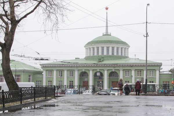 Murmansk, facade of railway station. — Stock Photo, Image