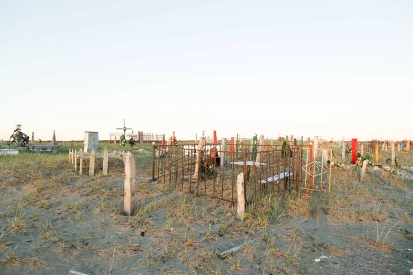 Croci e lapidi su un cimitero — Foto Stock