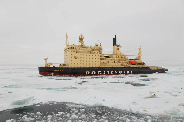Ledoborec Tajmyr v polární oblasti ices. — Stock fotografie
