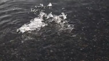 Buz küçük parça bir dalga sallıyor