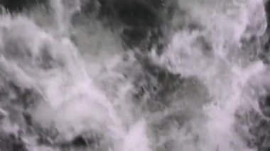 Gemi geçtikten sonra sprey, köpük ve sörf su.