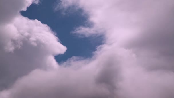 雲が青い空に沿って移動します — ストック動画