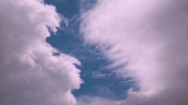 雲が青い空に沿って移動します — ストック動画