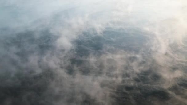 L'évaporation dérive au-dessus de l'eau dans un fort gel 