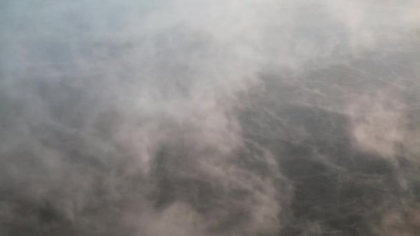 L'évaporation dérive au-dessus de l'eau dans un fort gel 