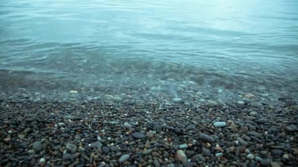 Ρολά Κύμα Της Θάλασσας Στις Παράκτιες Πέτρες — Αρχείο Βίντεο