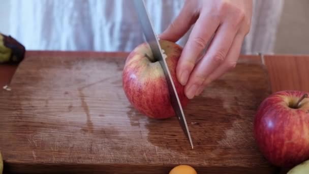 Tagliare Mele Sul Tavolo Della Cucina — Video Stock