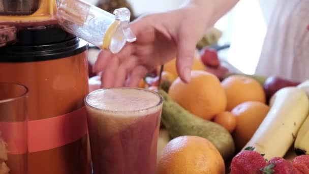 Die Hand Einer Frau Entfernt Ein Glas Mit Saft Aus — Stockvideo