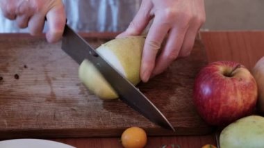 Mutfak masasının üzerinde kesme armut.