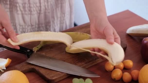 Pulizia Dalla Buccia Una Banana Affettarla — Video Stock