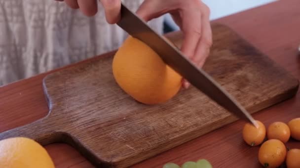 Taglio Arancione Sul Tavolo Della Cucina — Video Stock