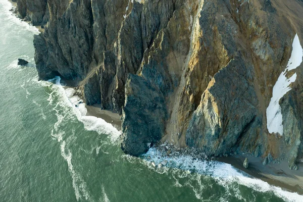 俯瞰白令海西北岩石海岸 楚科奇地区 从无人驾驶飞机上空射击 — 图库照片
