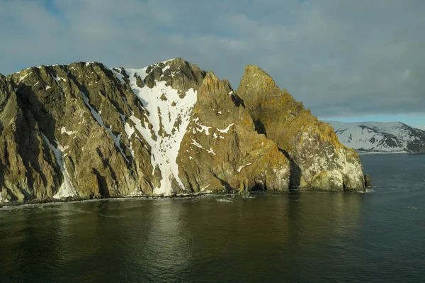 Der Blick Von Oben Auf Die Nordwestliche Felsküste Des Beringmeeres — Stockfoto