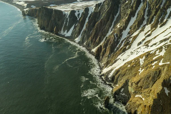 La vista superior en la costa rocosa noroeste del mar de Bering — Foto de Stock