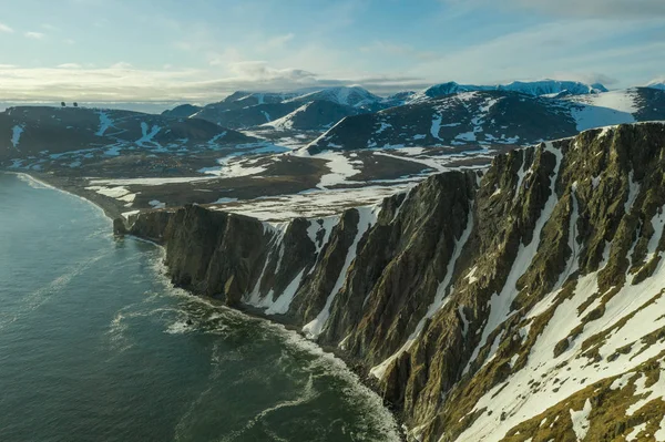 Der Blick von oben auf die nordwestliche Felsküste des Beringmeeres — Stockfoto