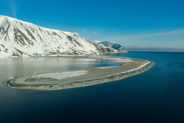 Gammal fyr på havet spotta. — Stockfoto