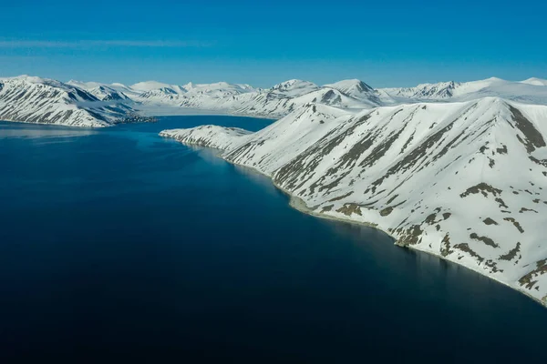 맑은 날씨에 눈으로 덮여 있는 산악 해 안. — 스톡 사진