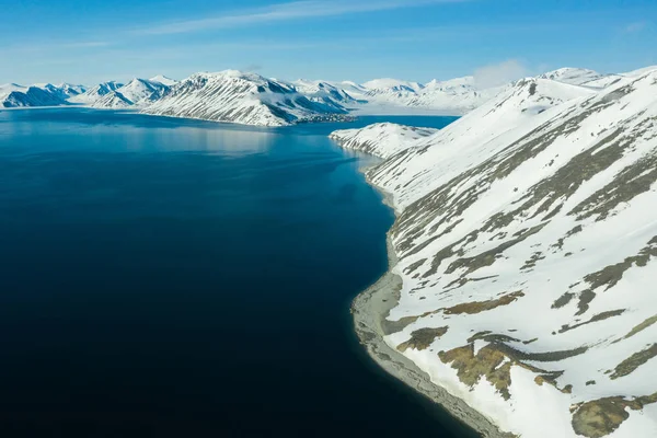 맑은 날씨에 눈으로 덮여 있는 산악 해 안. — 스톡 사진