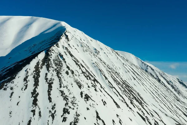 맑은 날씨에 눈으로 덮여 있는 산비탈. — 스톡 사진
