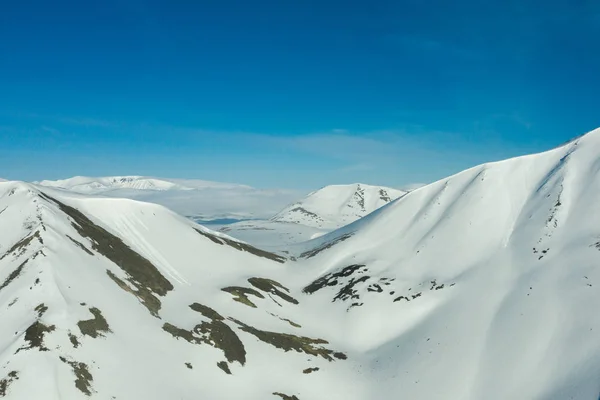 Pentes des montagnes couvertes de neige par temps ensoleillé . — Photo