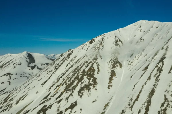Схили гір вкриті снігом в сонячну погоду . — стокове фото