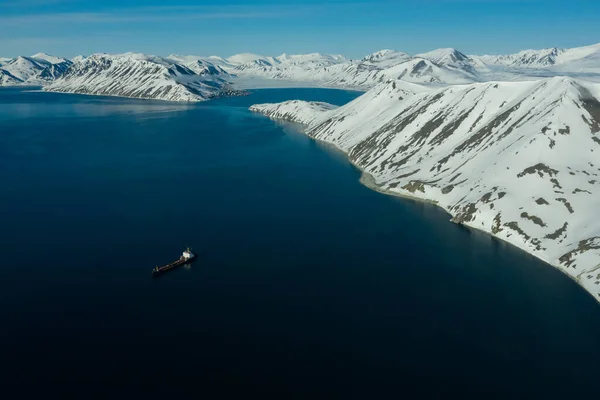 Il golfo del mare con la nave . — Foto Stock