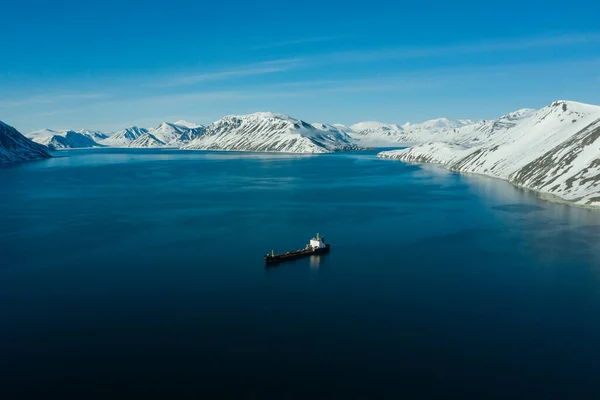 Il golfo del mare con la nave . — Foto Stock