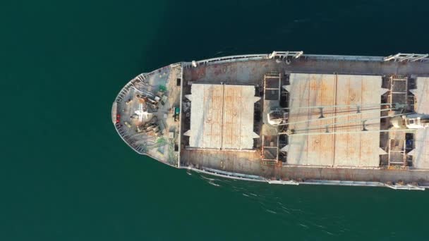 ロシアのウラジオストク 4月20 2019 大湾勇敢なばら積み貨物船が貨物を運ぶために港に入ります ドローン上からの撮影 — ストック動画