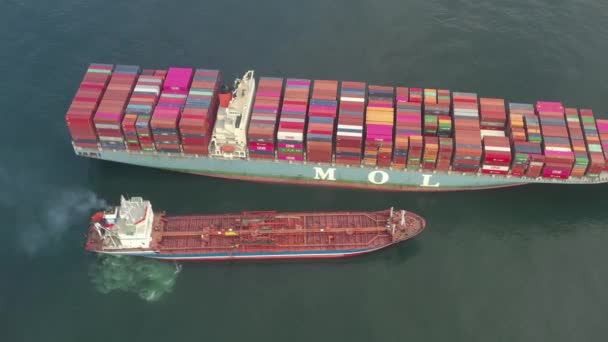 Nakhodka Rusland April 2019 Tanker Ligt Afgemeerd Containercarrier Schieten Van — Stockvideo