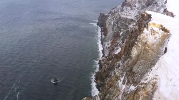 強いシャキッとした海の海岸岩 ベーリング海の北西海岸 チュクチ地方 ロシアの撮影場所 — ストック動画