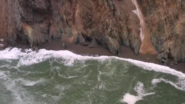 Rocas Costeras Mar Fuerte Agitado Lugar Rodaje Costa Noroeste Del — Vídeo de stock